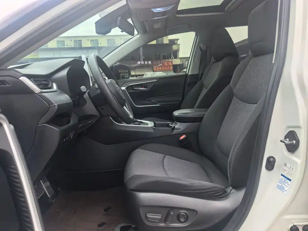 Toyota RAV4 — миниатюра 11