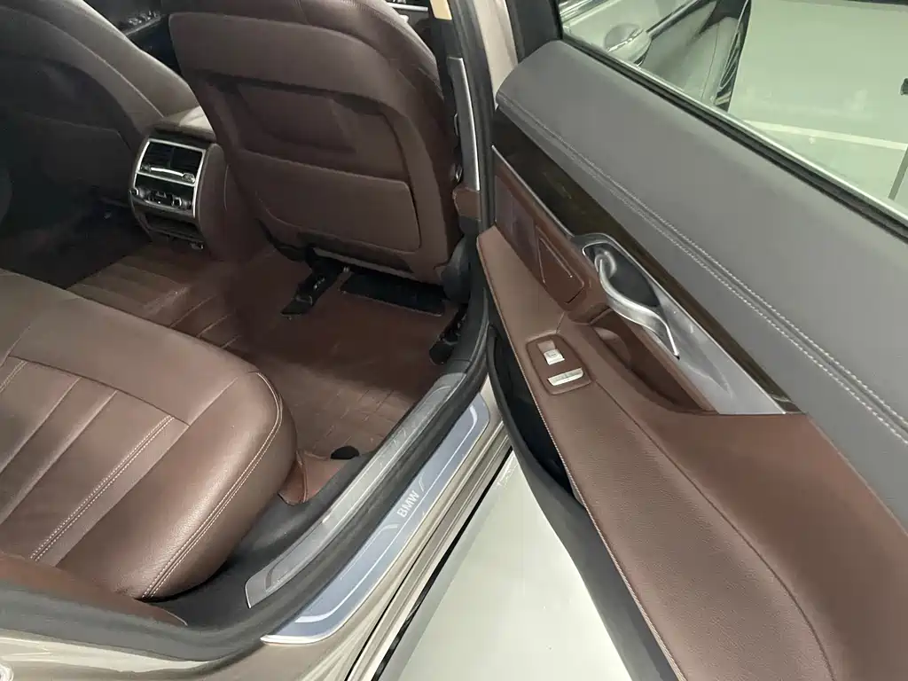 BMW 7 Series — миниатюра 8