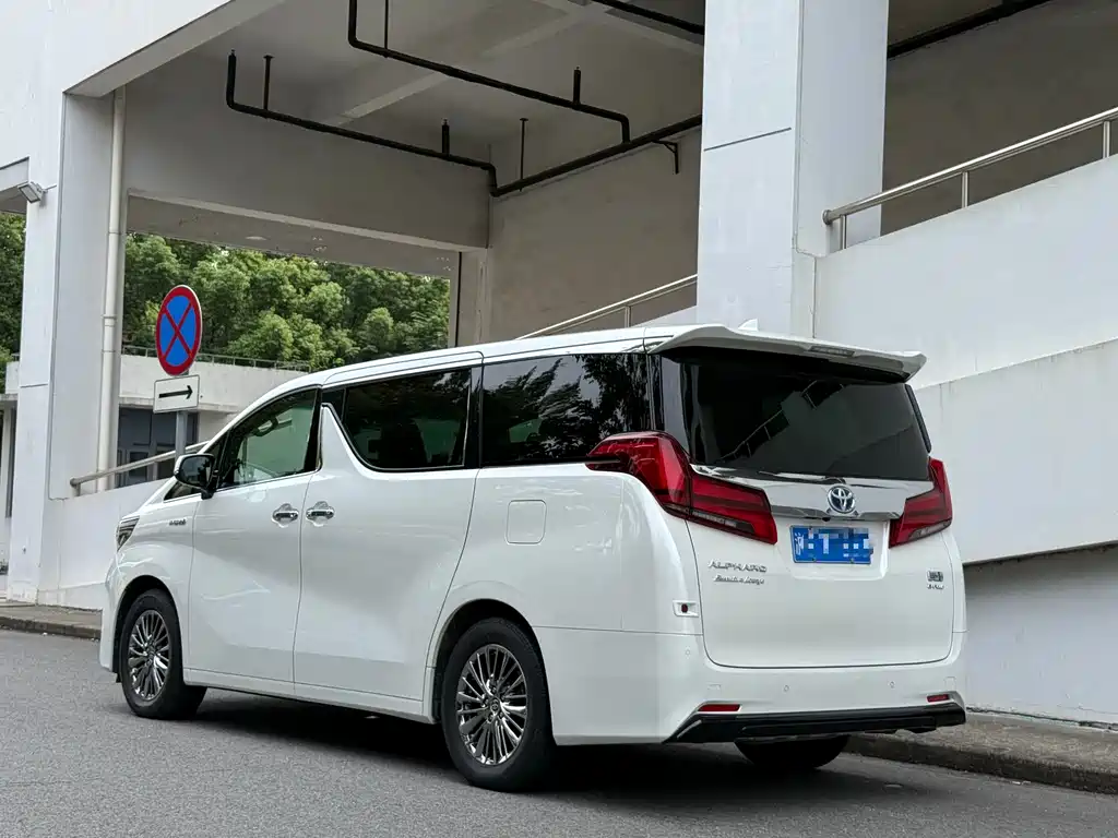 Toyota Alphard — миниатюра 15