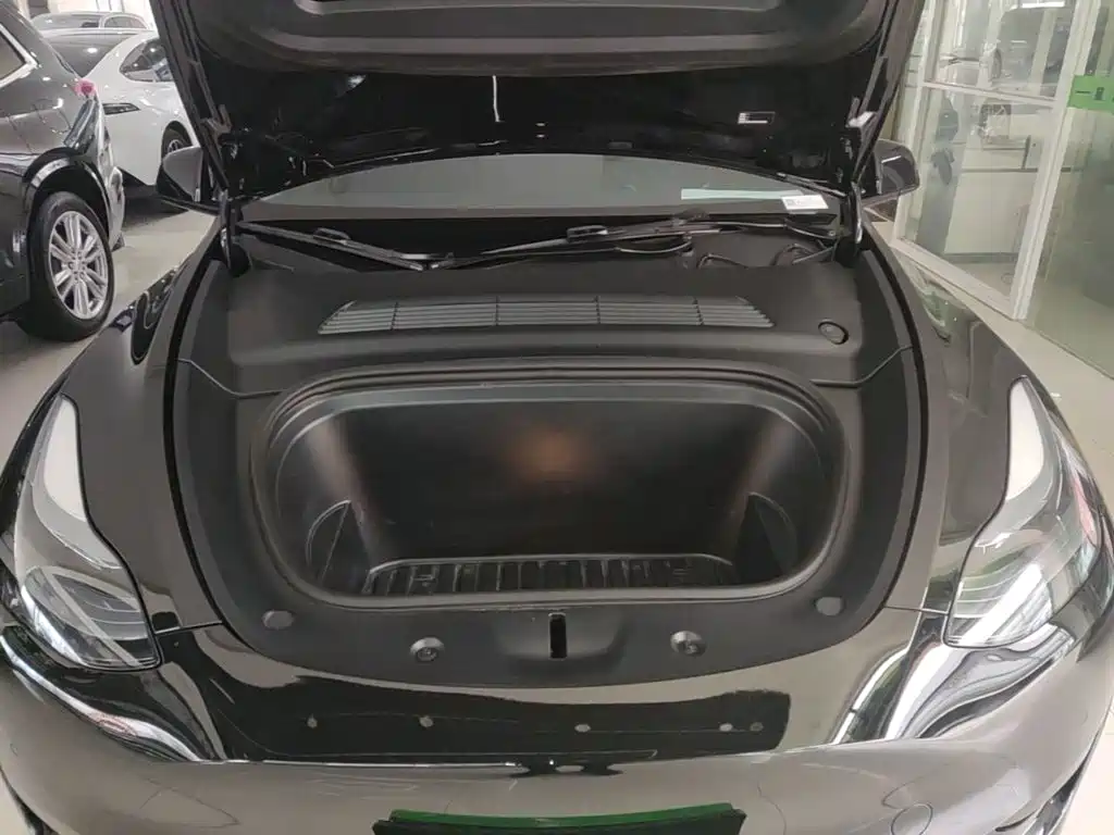 Tesla Model Y — миниатюра 16