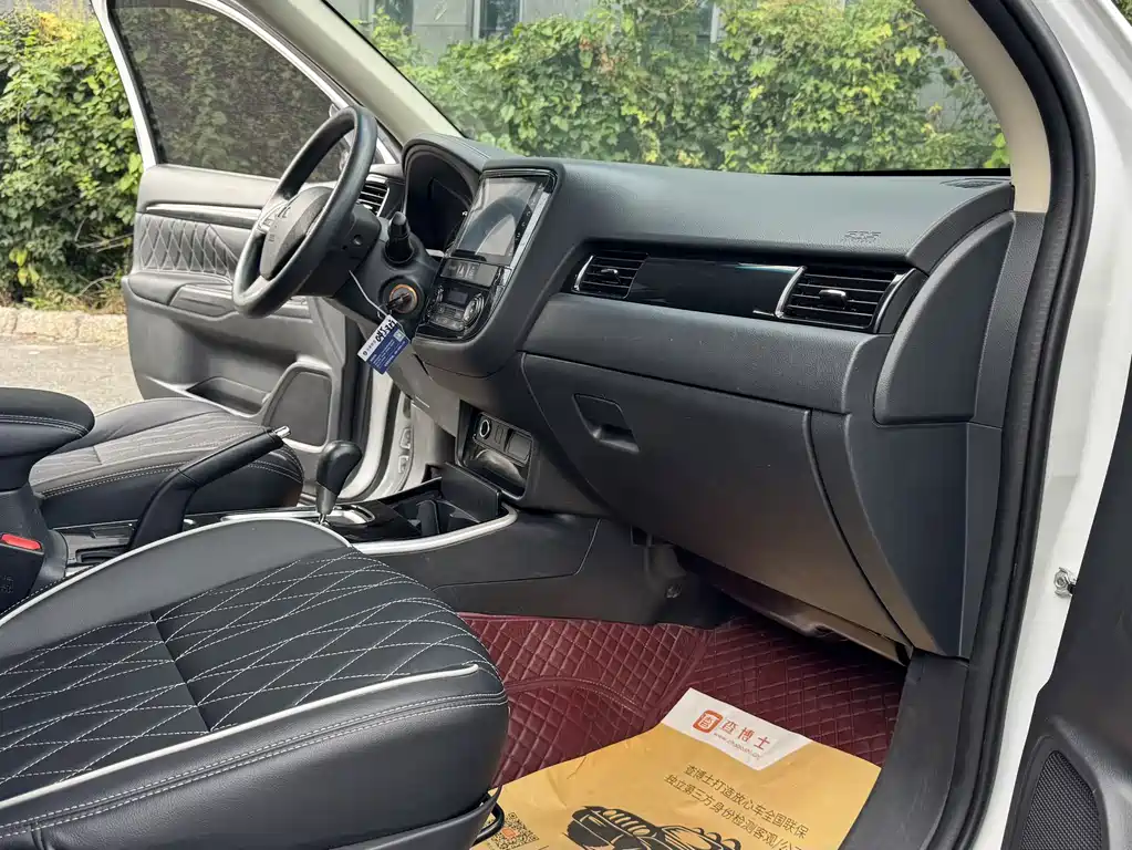 Mitsubishi Outlander — миниатюра 12