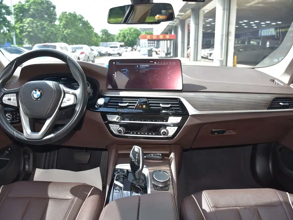 BMW 5 Series New Energy — миниатюра 10
