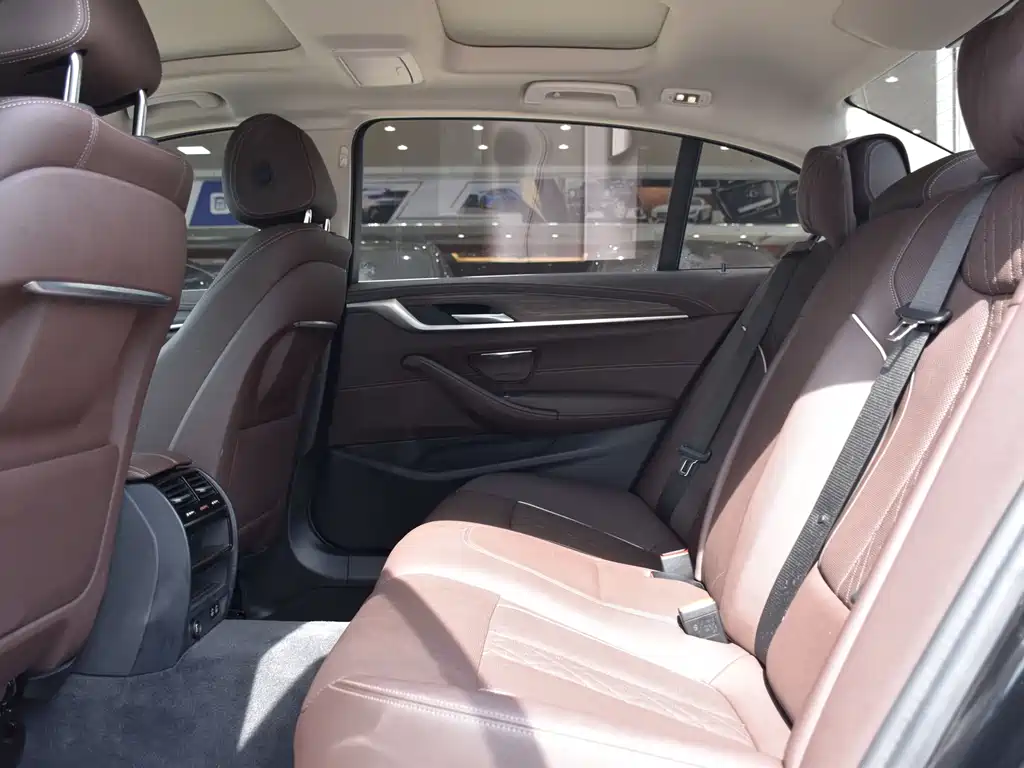 BMW 5 Series New Energy — миниатюра 8