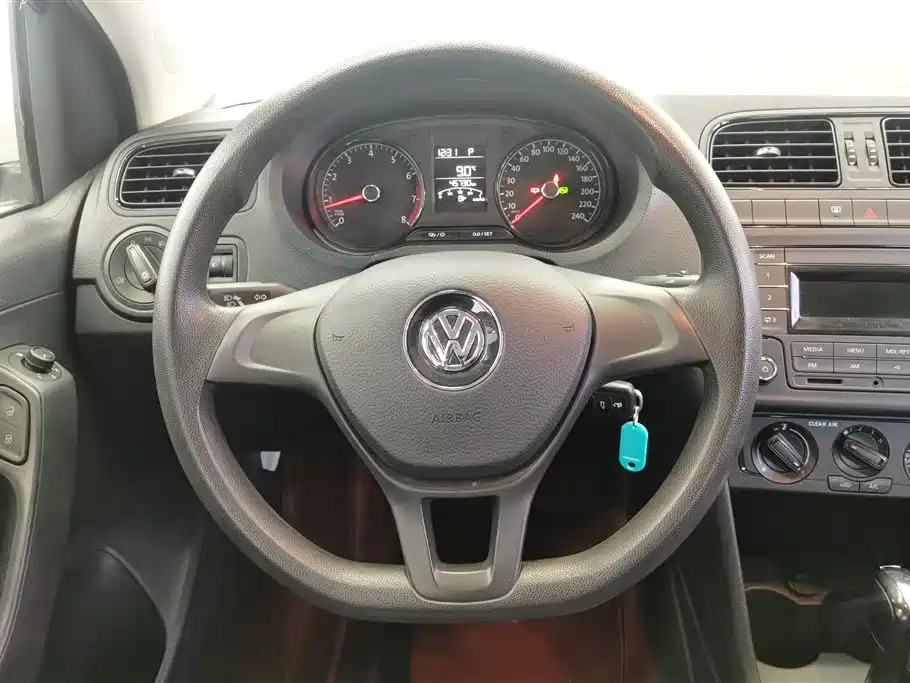 VOLKSWAGEN POLO