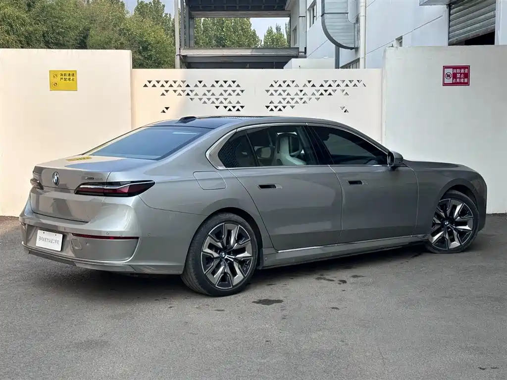 BMW i7 — миниатюра 4