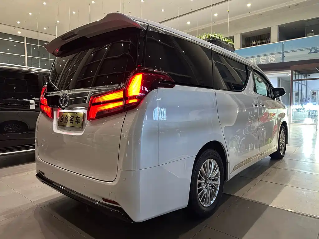 Toyota Alphard — миниатюра 6