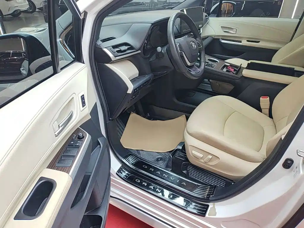 Toyota Granvia — миниатюра 16