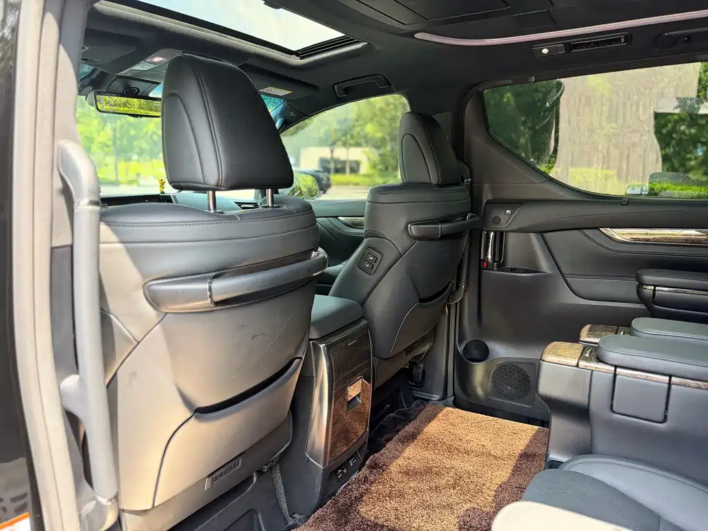 Toyota Alphard — миниатюра 13