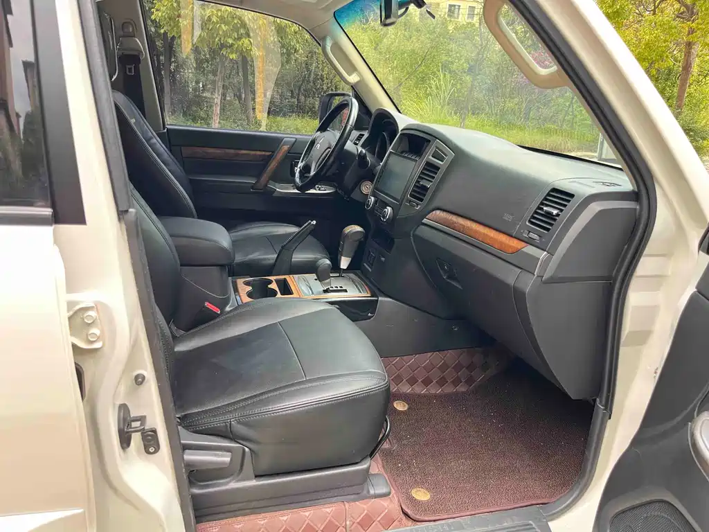 Mitsubishi Pajero (Import) — миниатюра 19