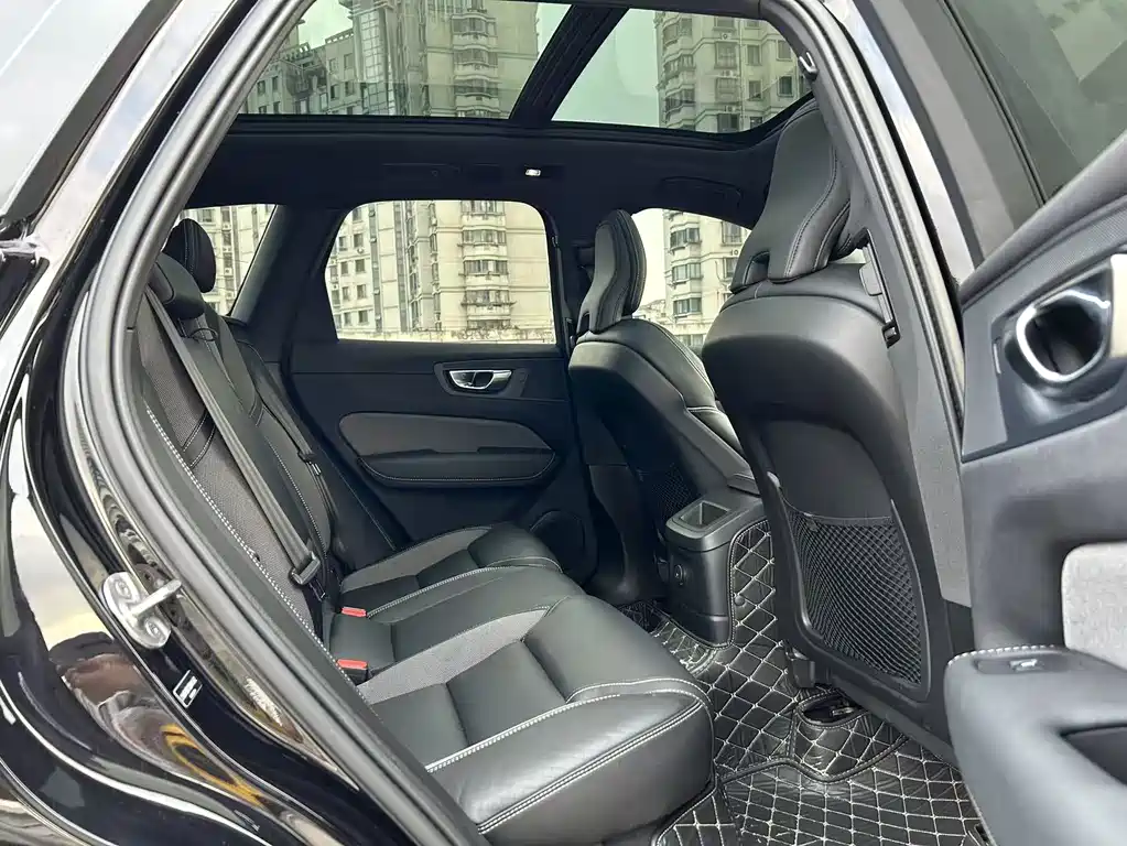 Volvo XC60 PHEV — миниатюра 18