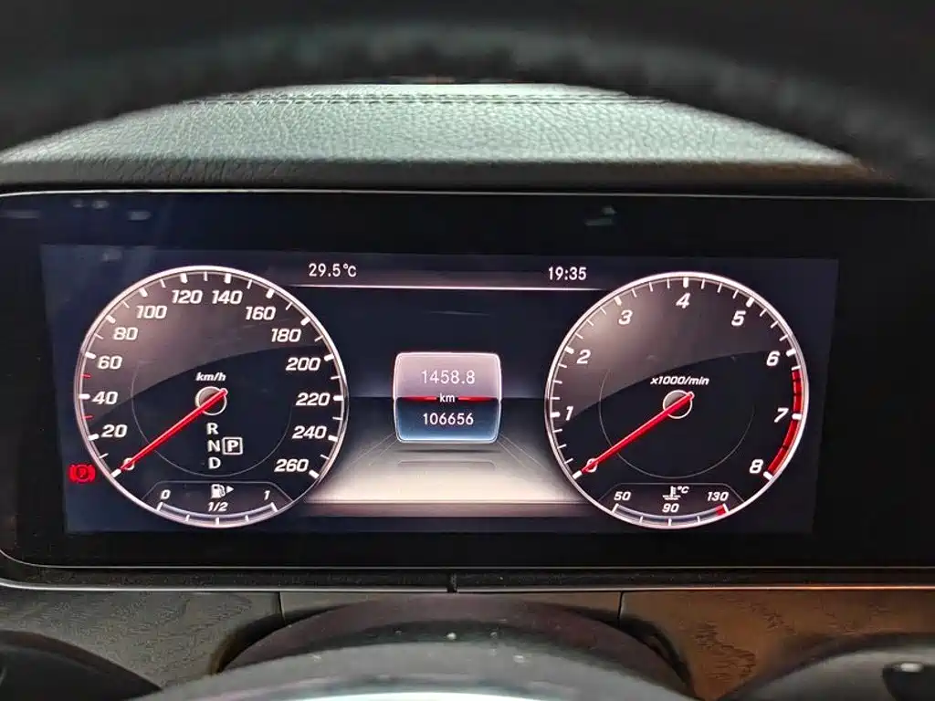 Mercedes-Benz E-Class — миниатюра 8