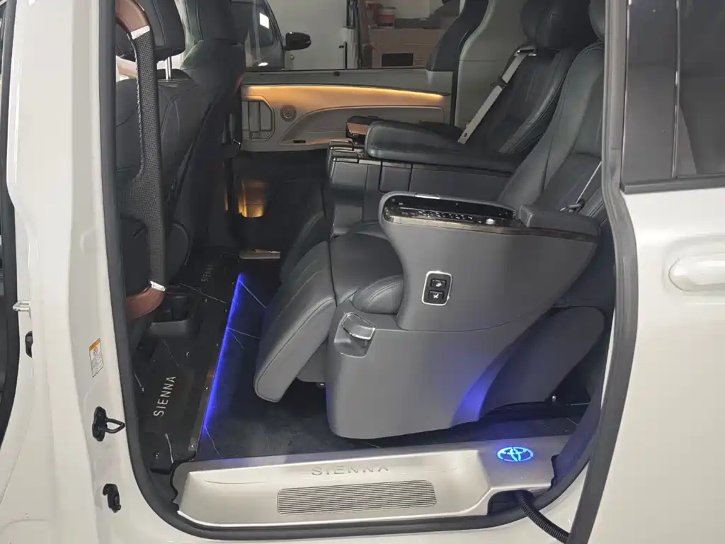 Toyota Sienna 2023 2.5L Luxury