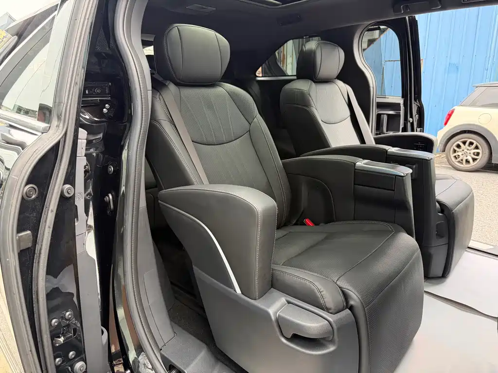 Toyota Sienna — миниатюра 18