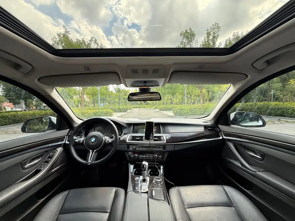 BMW 5 Series — миниатюра 6