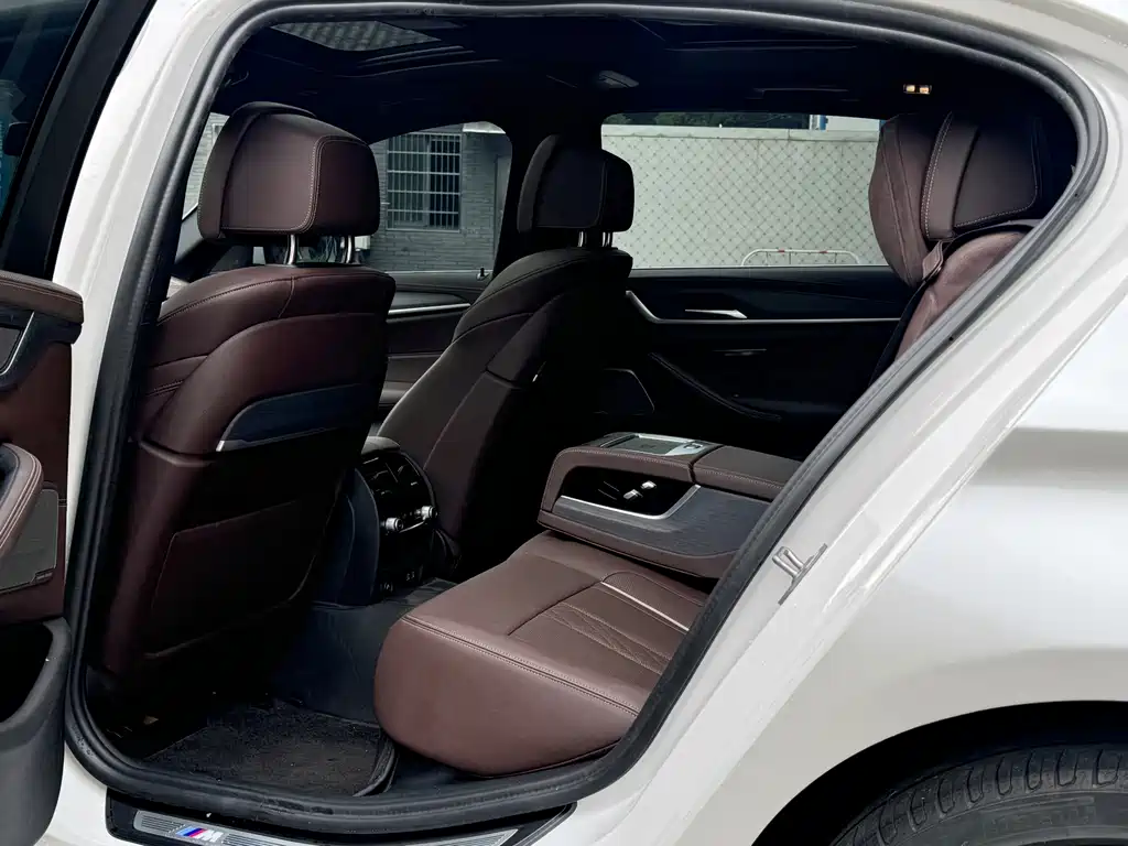 BMW 5 Series — миниатюра 6