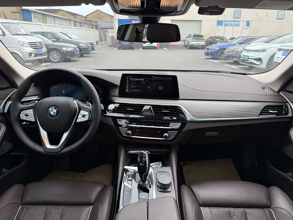 BMW 5 Series — миниатюра 6