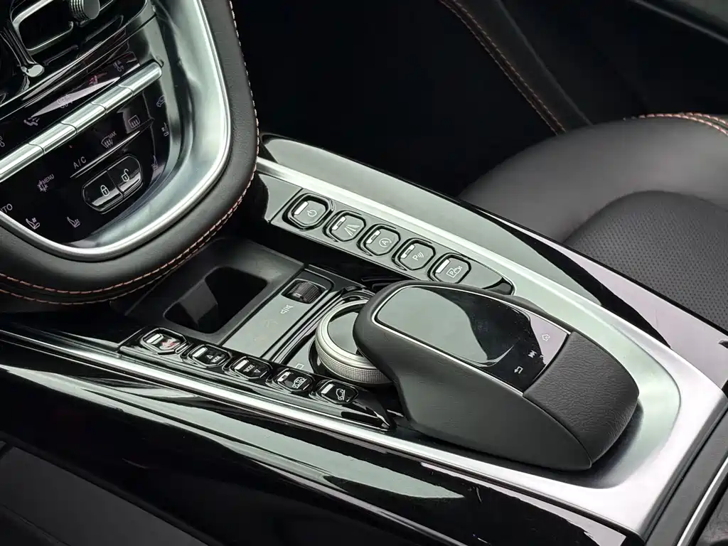 Aston Martin DBX — миниатюра 14