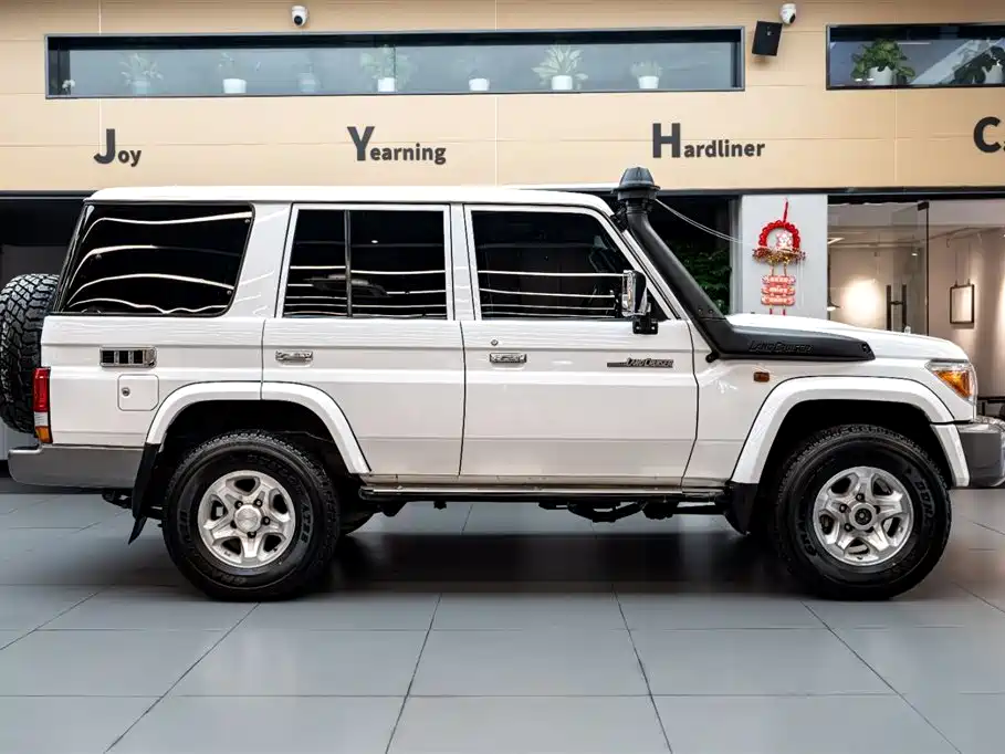 Toyota Land Cruiser LC76 2015 4.0L MT
