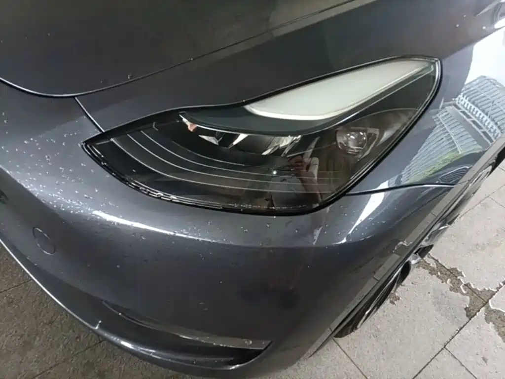 Tesla Model Y — миниатюра 18