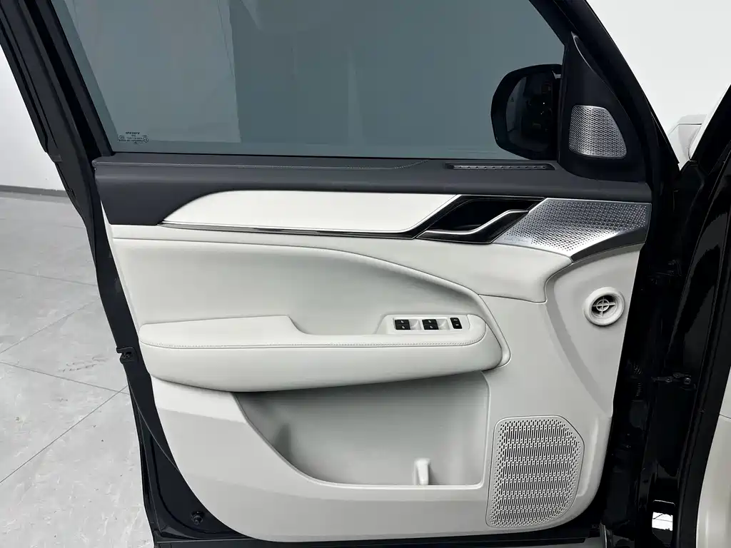 Volvo EM90 — миниатюра 18