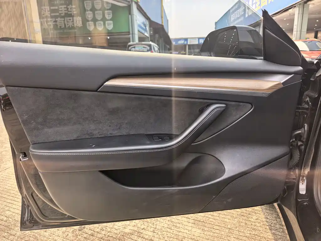 Tesla Model 3 — миниатюра 6