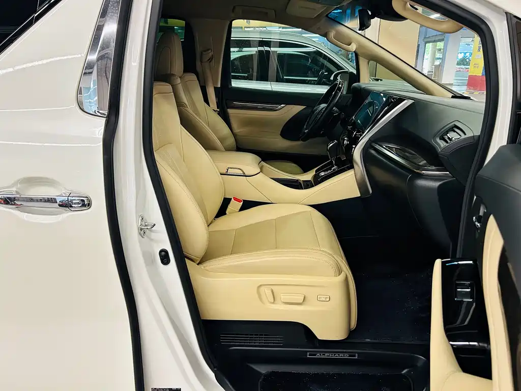 Toyota Alphard — миниатюра 15