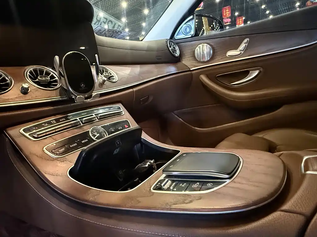 Mercedes-Benz E-Class — миниатюра 11