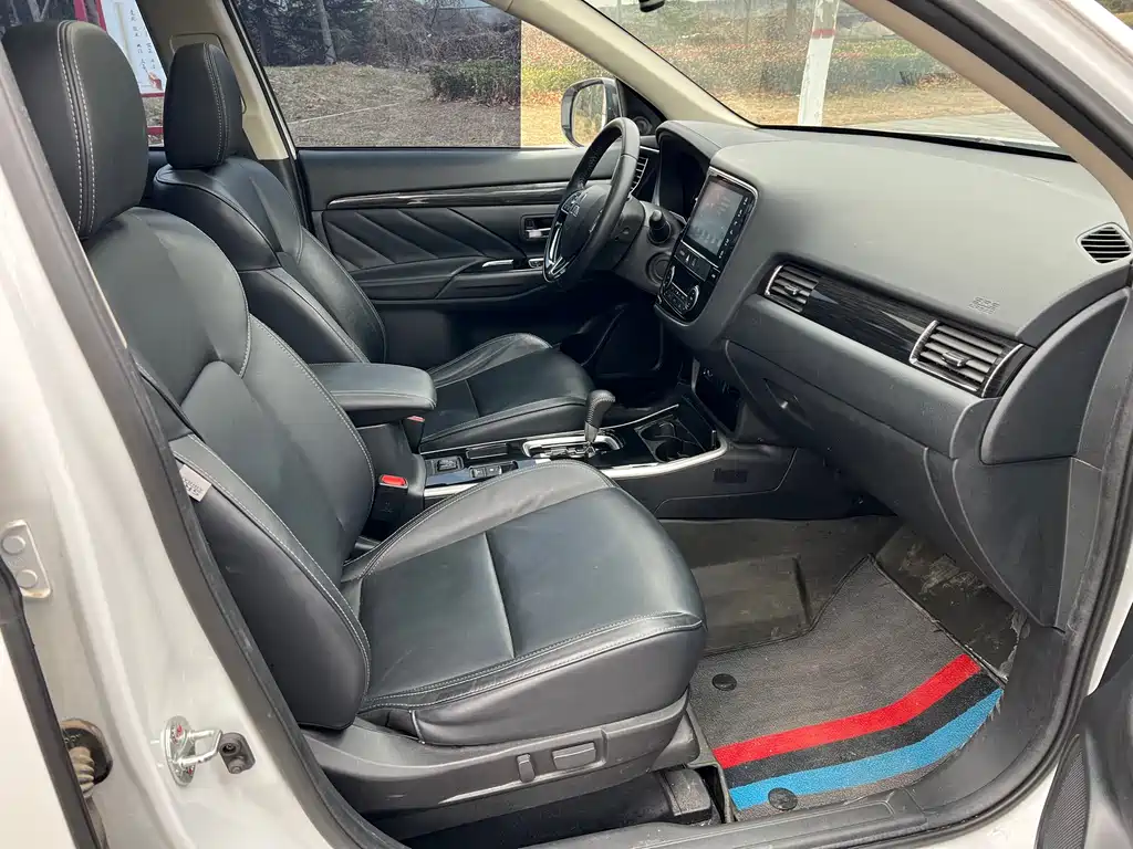 MITSUBISHI OUTLANDER