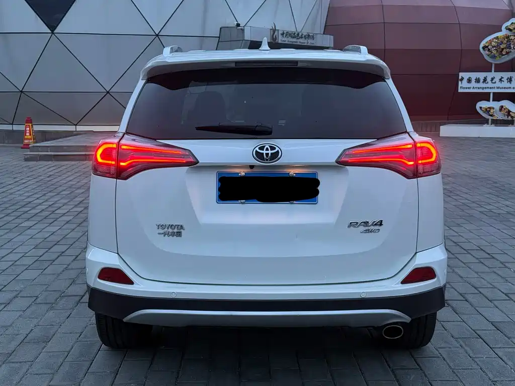 Toyota RAV4 — миниатюра 5
