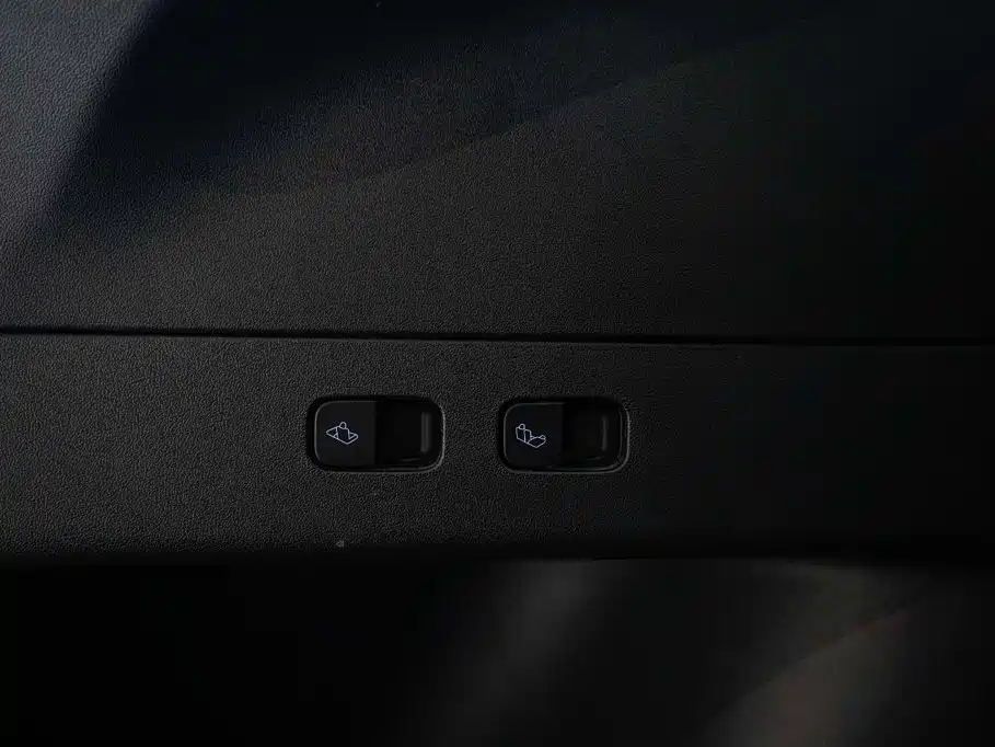 Tesla Model Y — миниатюра 22