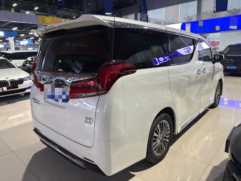 Toyota Alphard — миниатюра 7
