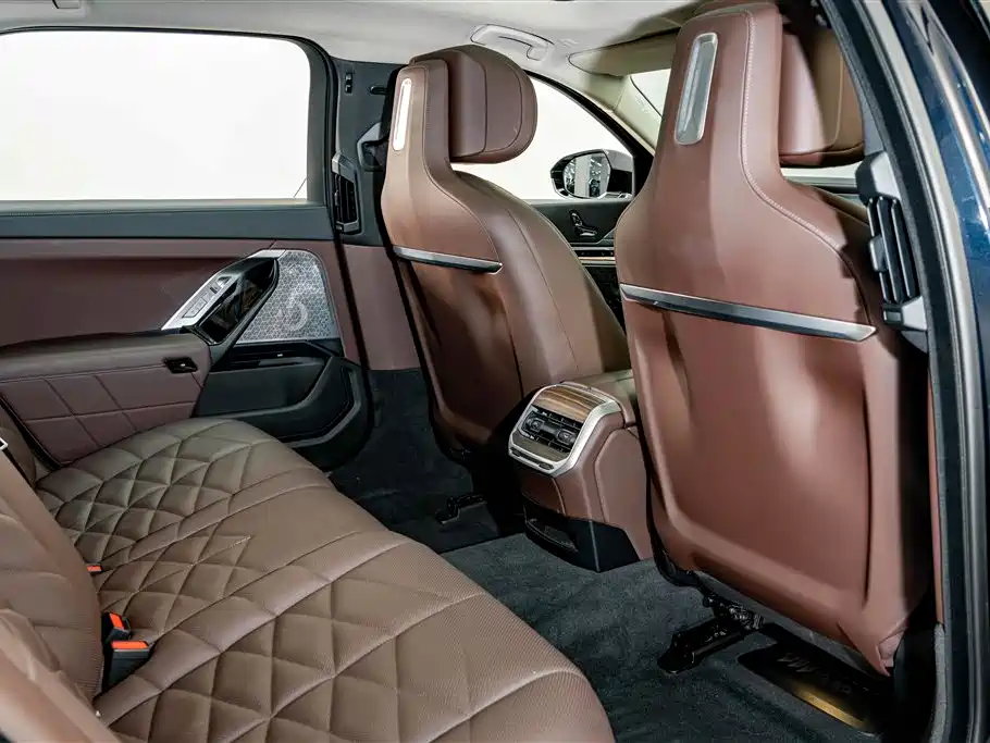 BMW 7 Series — миниатюра 21