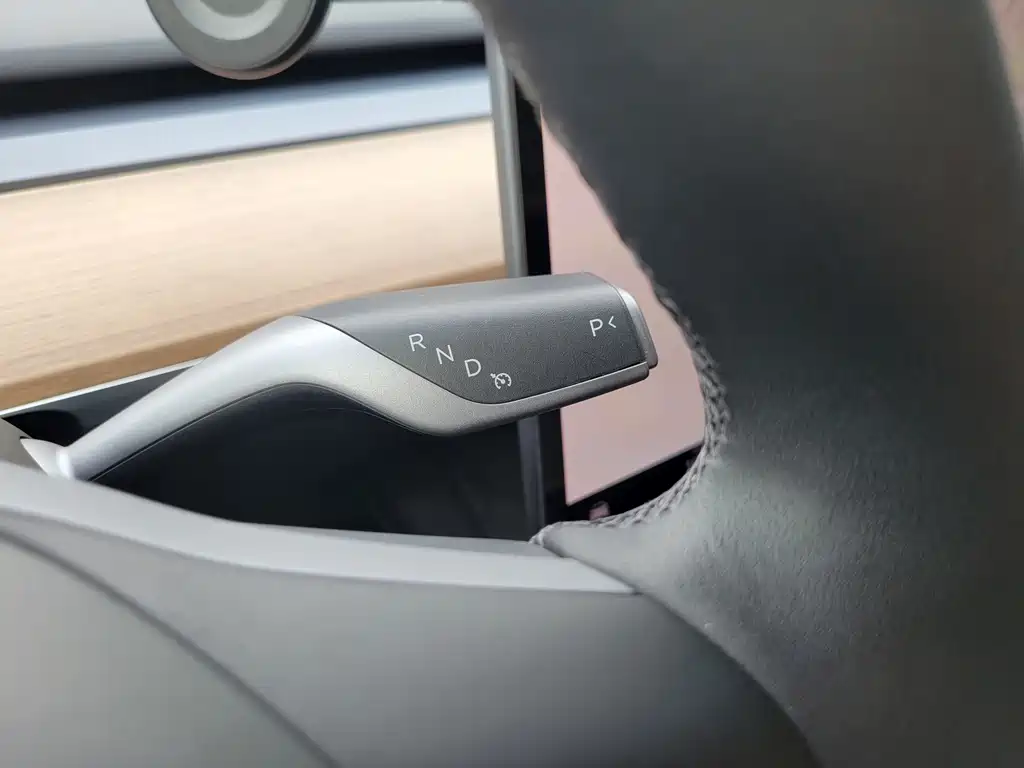 Tesla Model Y — миниатюра 16