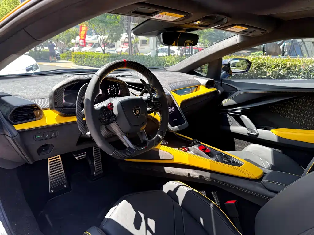 Lamborghini Revuelto — миниатюра 4