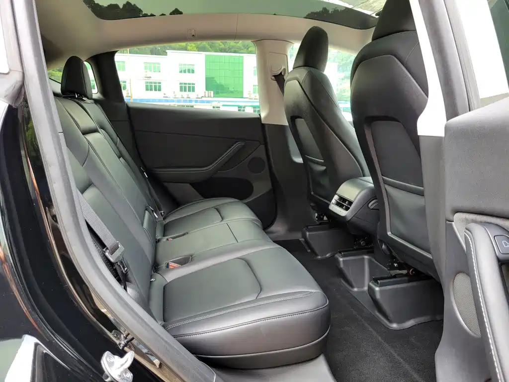Tesla Model Y — миниатюра 9