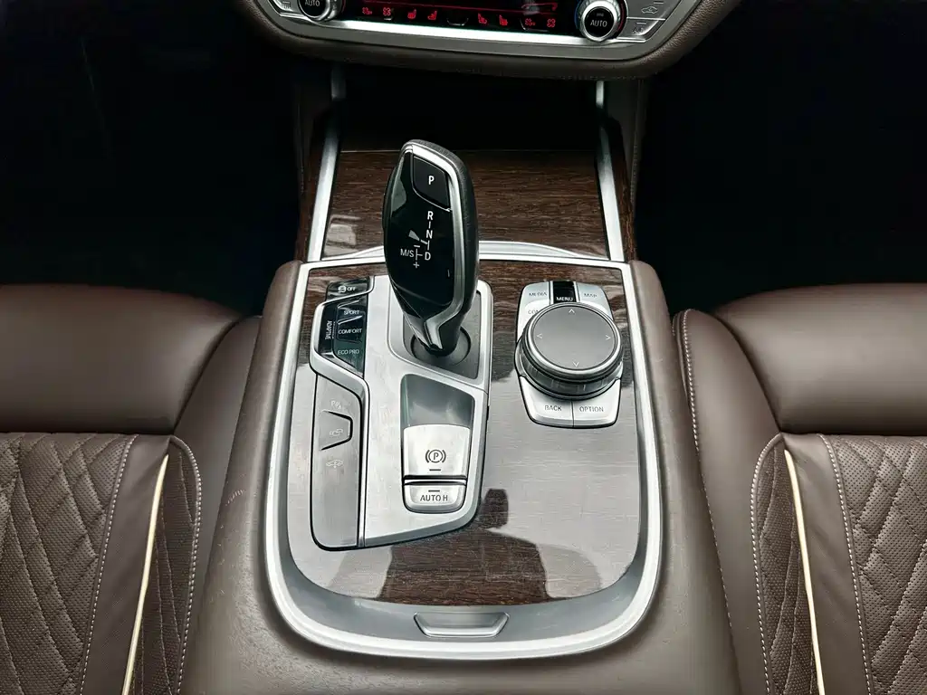 BMW 7 Series — миниатюра 17