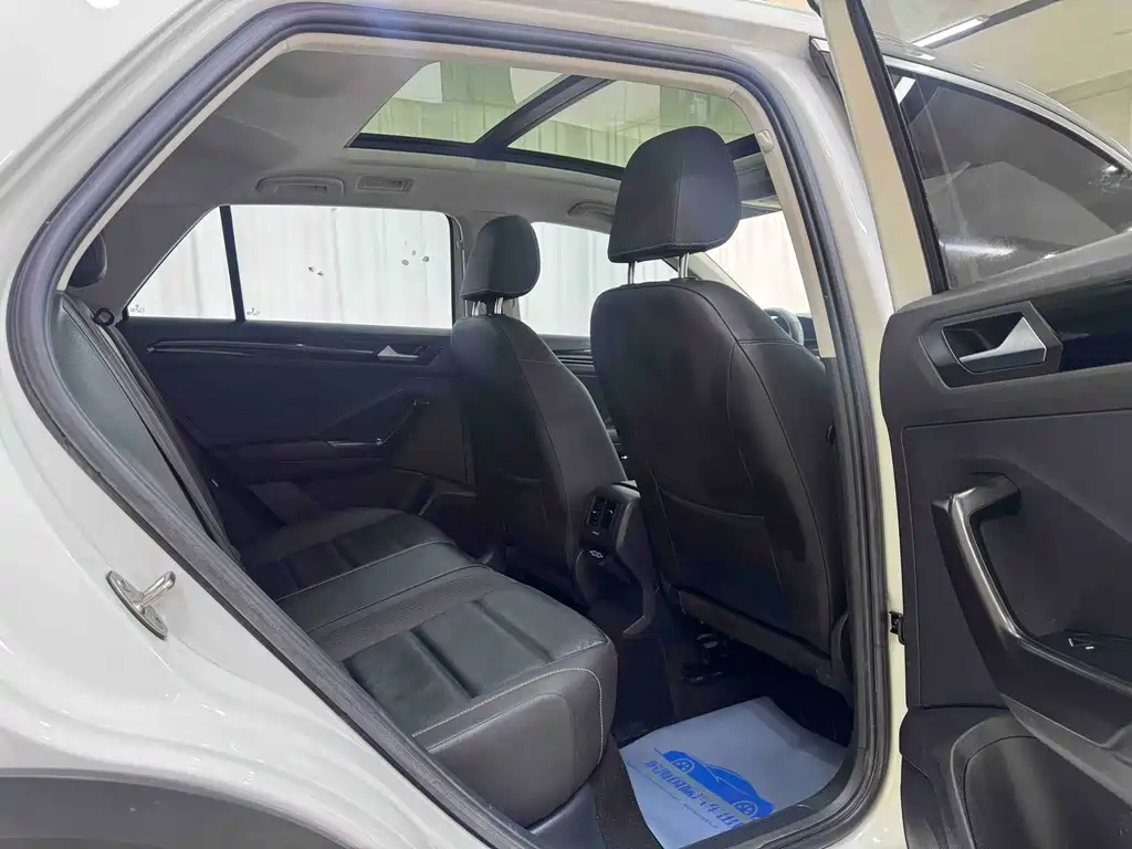 Volkswagen T-Roc — миниатюра 9