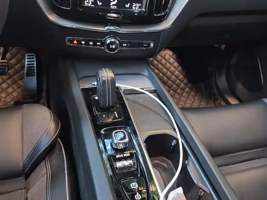 Volvo XC60 PHEV — миниатюра 16