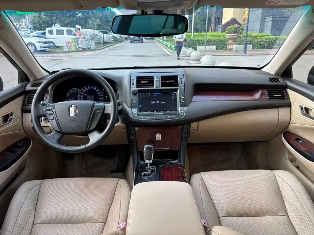 Toyota Crown — миниатюра 8