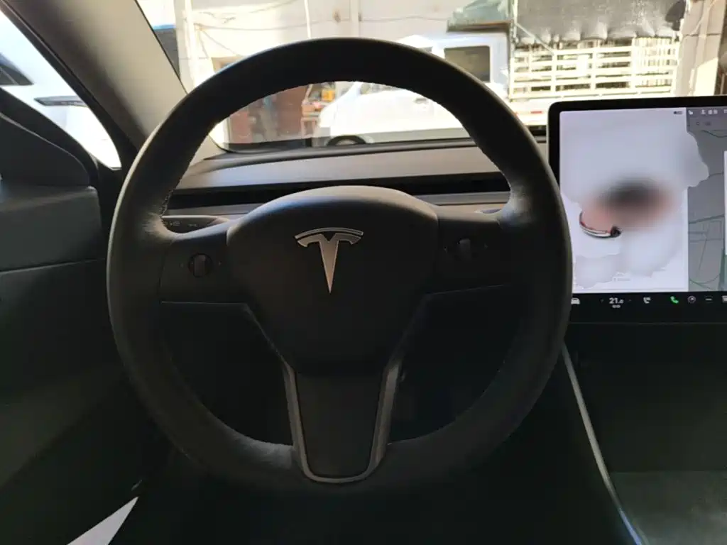 Tesla Model 3 — миниатюра 3