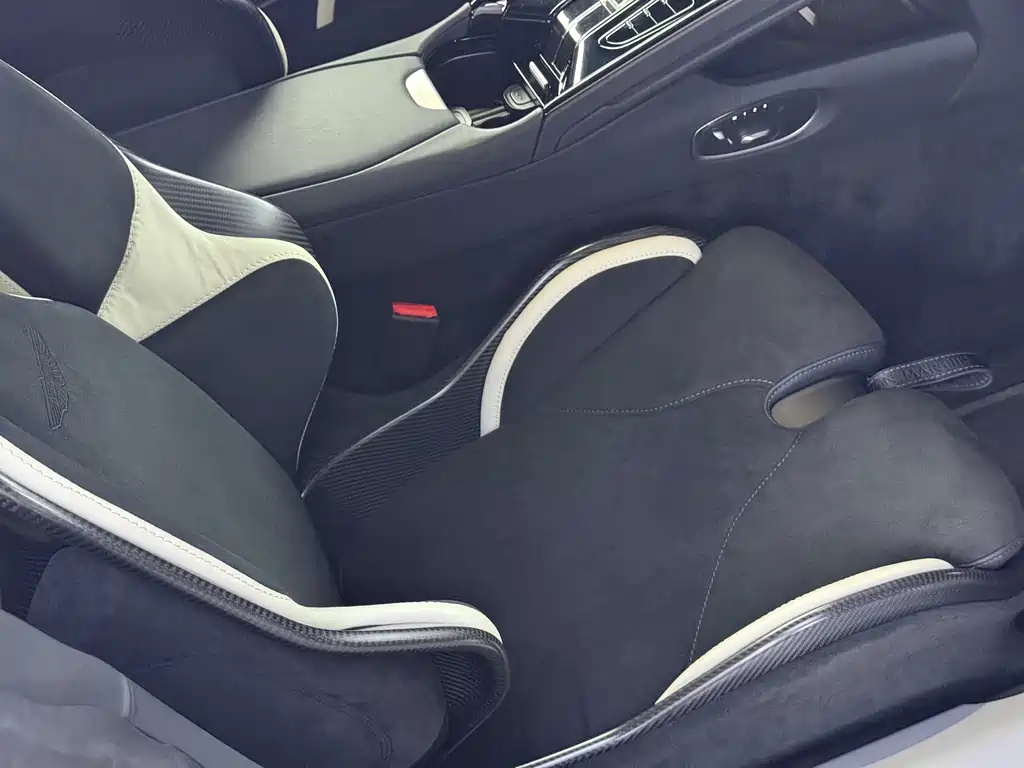 Aston Martin DB12 — миниатюра 9