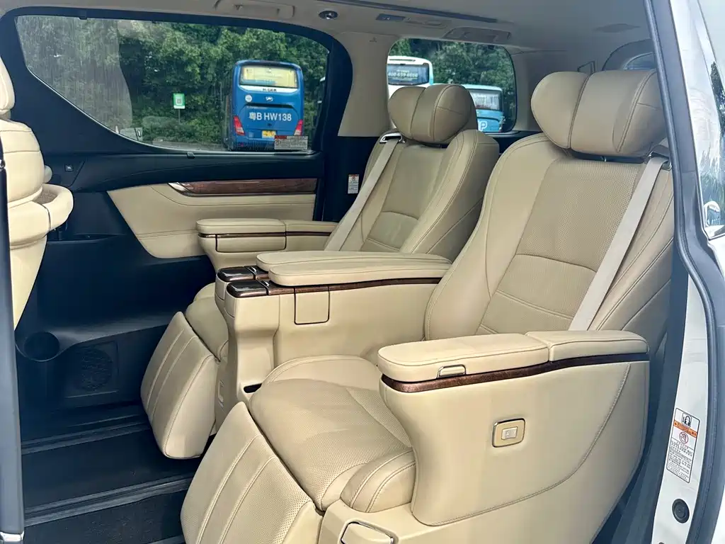 Toyota Alphard — миниатюра 9