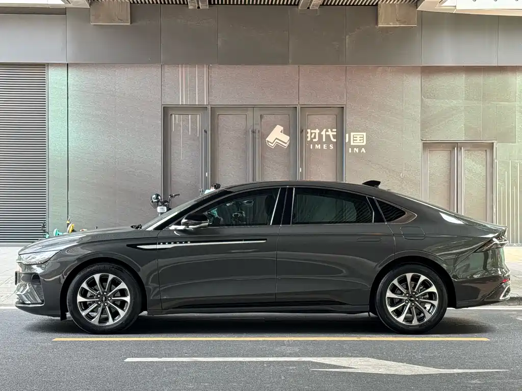 Lincoln Z 2022 i