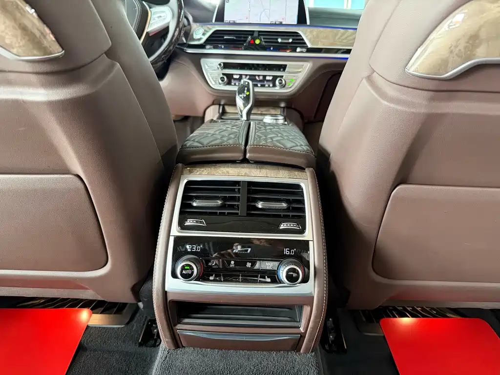 BMW 7 Series — миниатюра 12
