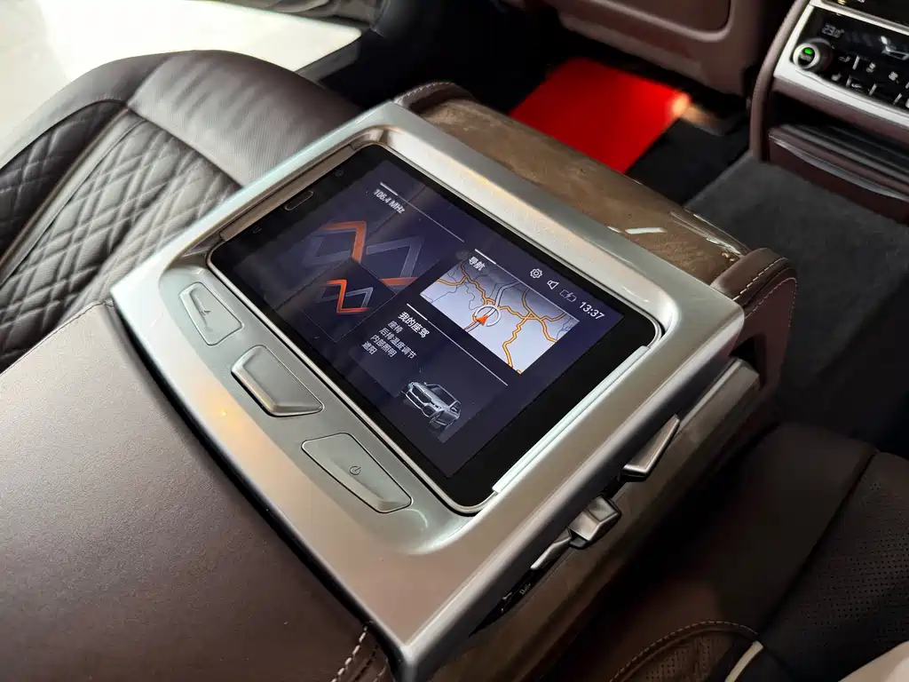 BMW 7 Series — миниатюра 13