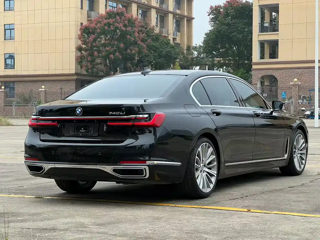BMW 7 Series — миниатюра 9