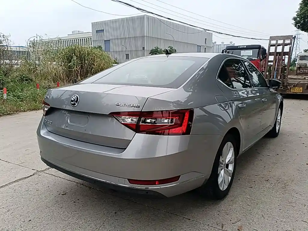 Skoda Superb — миниатюра 7