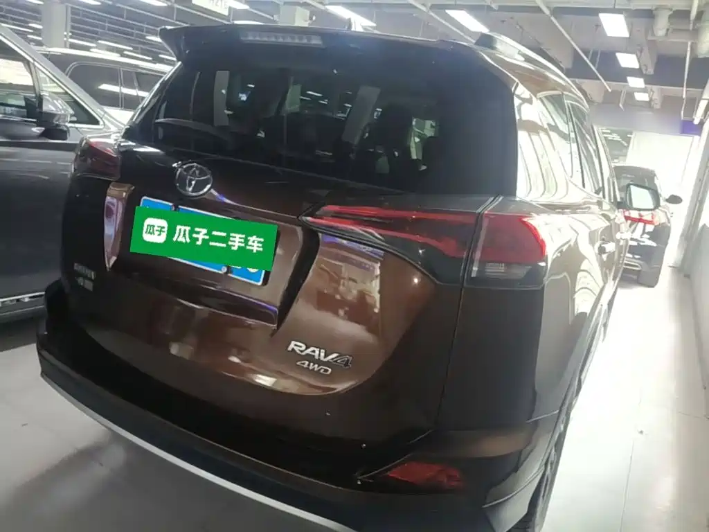 Toyota RAV4 — миниатюра 7