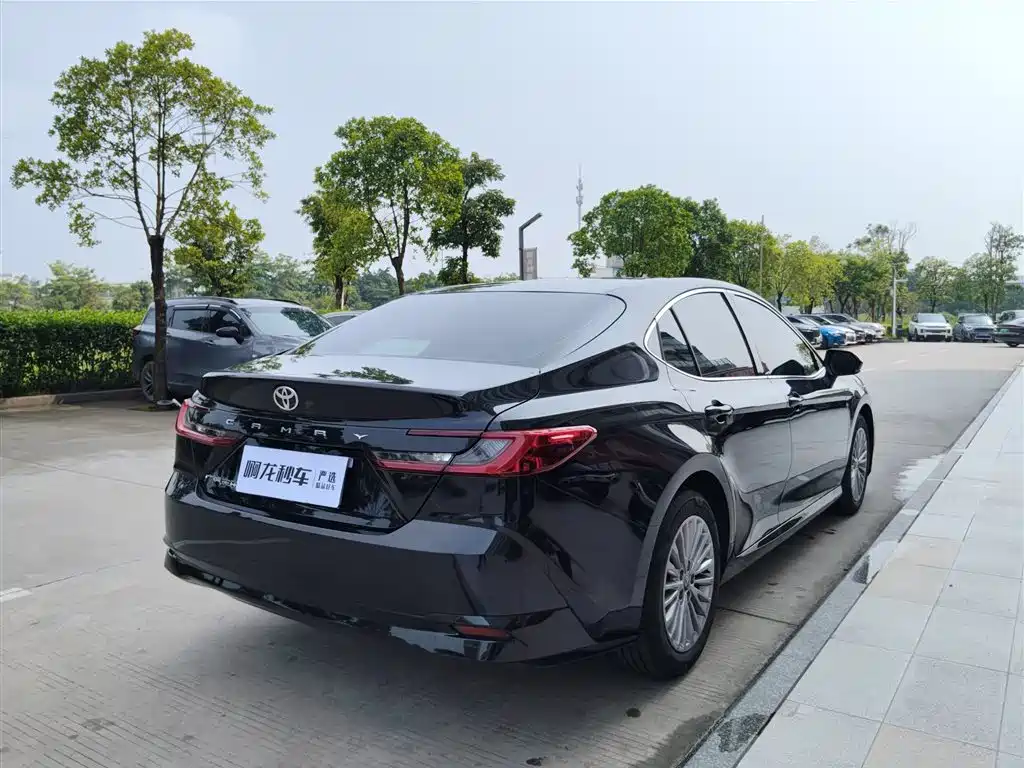 Toyota Camry — миниатюра 5