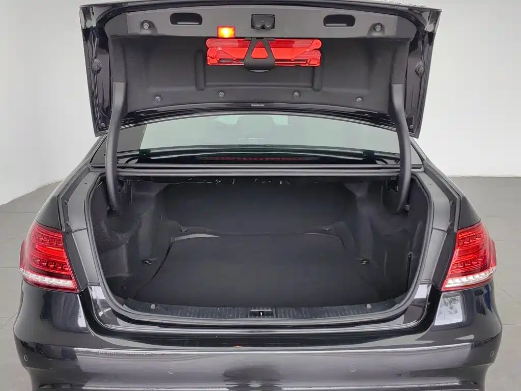Mercedes-Benz E-Class — миниатюра 16